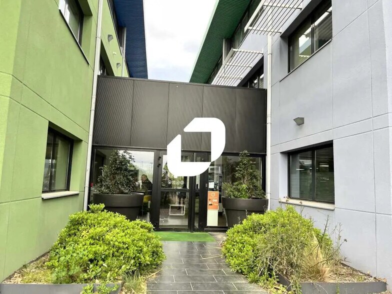 Bureau dans Canéjan à louer - Photo du bâtiment - Image 2 de 14