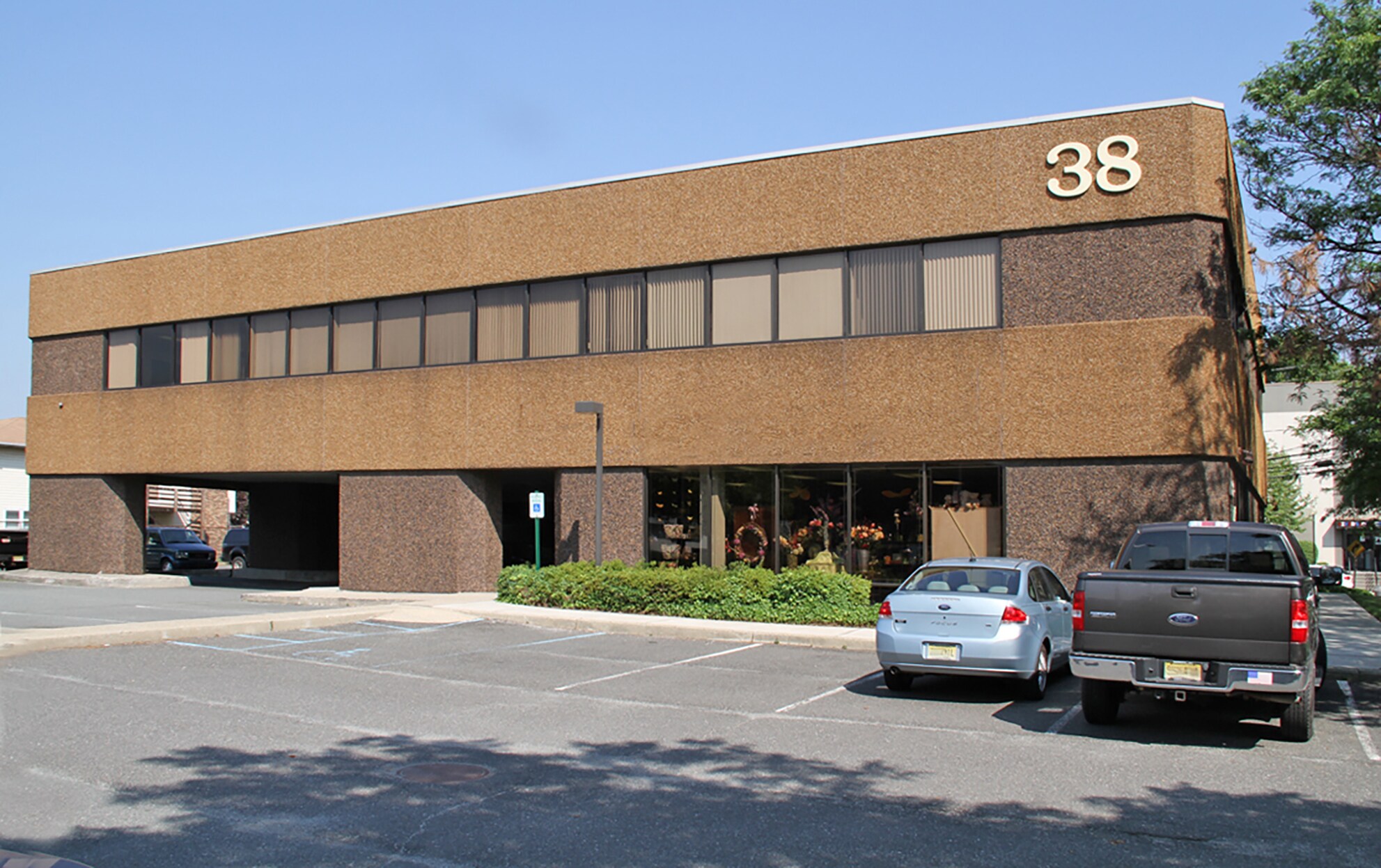 38 Meadowlands Pky, Secaucus, NJ for lease Primary Photo- Image 1 of 5