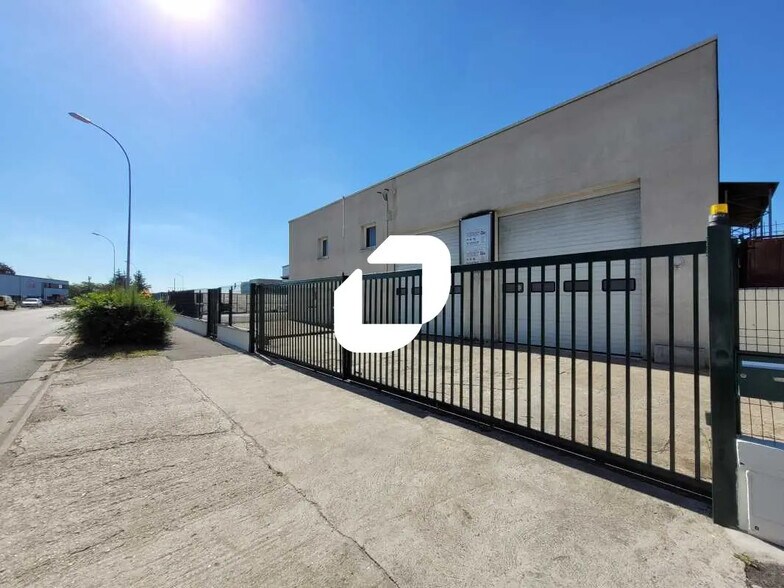 Flex dans Sainte-Geneviève-des-Bois à louer - Photo du bâtiment - Image 2 de 15