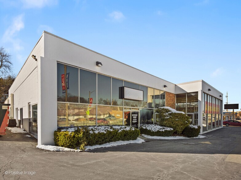 211 S Milwaukee Ave, Libertyville, IL à louer - Photo du bâtiment - Image 2 de 14