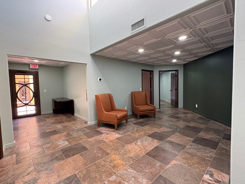 6137 E Grant Rd, Tucson, AZ à louer - Photo du bâtiment - Image 3 de 7