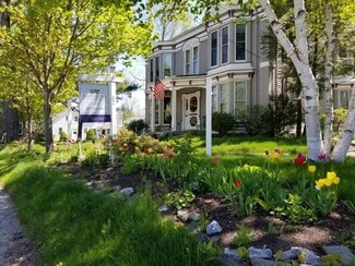 Plus de détails pour 82 Elm St, Camden, ME - Services hôteliers à vendre