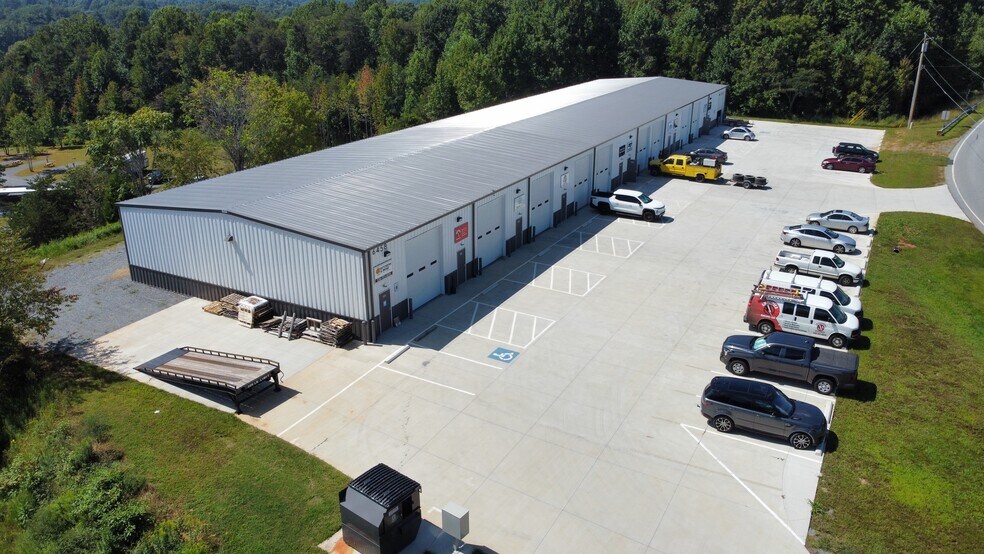 6458 Service Rd, Yadkinville, NC à louer - Photo du bâtiment - Image 2 de 5