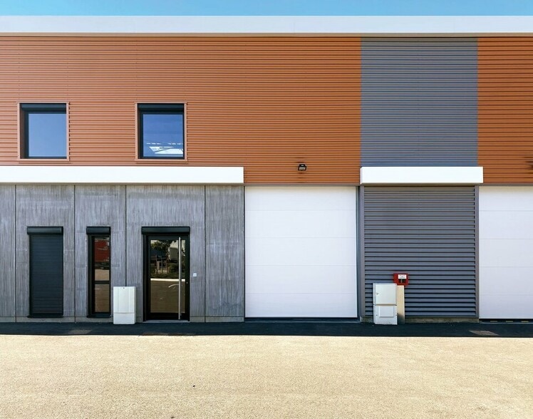 165 Avenue Henri Schneider, Meyzieu for lease - Building Photo - Image 1 of 3