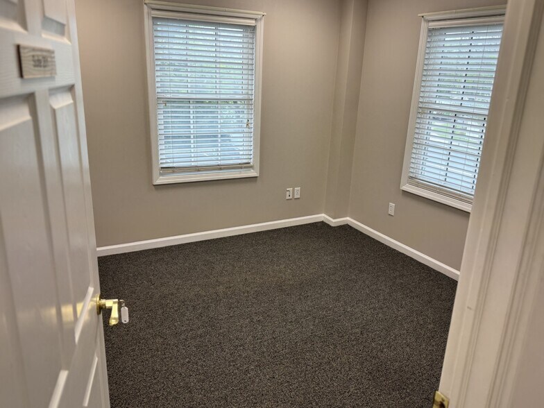 216 Carleton Ave, East Islip, NY à louer - Photo du bâtiment - Image 3 de 5
