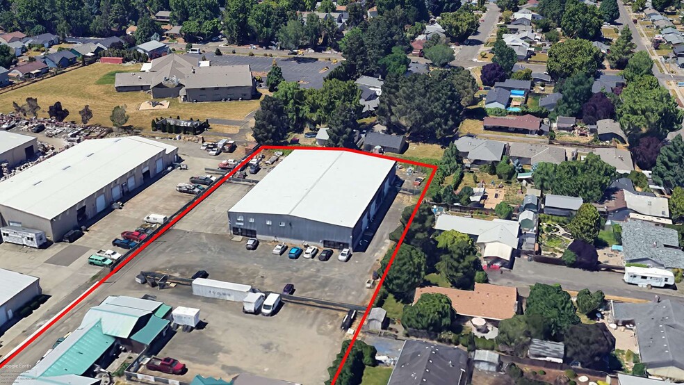 Industrial Buildings with Fenced Yard portfolio of 3 properties for sale on LoopNet.ca - Building Photo - Image 2 of 2