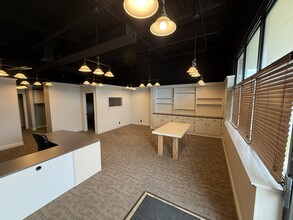619 Holiday Plz, Lansing, KS for lease Interior Photo- Image 1 of 5