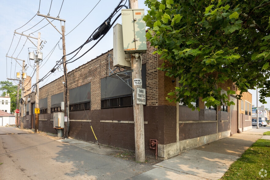 4301 W Grand Ave, Chicago, IL for lease - Building Photo - Image 2 of 23