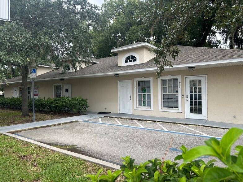 211-219 N John Young Pky, Kissimmee, FL for lease - Building Photo - Image 2 of 3