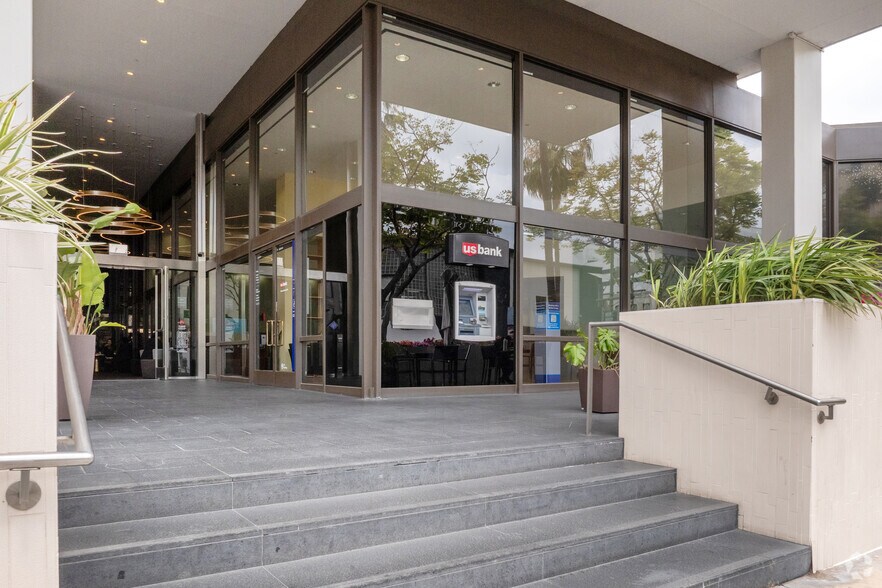 9595 Wilshire Blvd, Beverly Hills, CA à louer - Photo du bâtiment - Image 3 de 6
