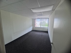 915 Middle River Dr, Fort Lauderdale, FL for lease Interior Photo- Image 1 of 3