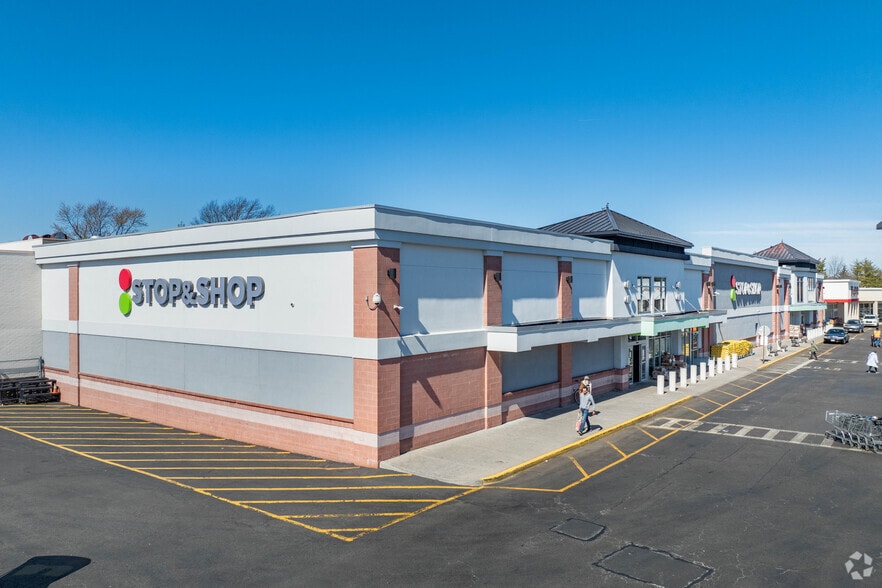 653-697 Hillside Ave, New Hyde Park, NY for lease - Primary Photo - Image 1 of 9