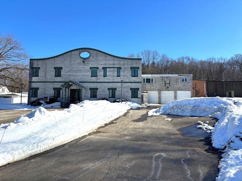 687 Wooster St, Naugatuck, CT à vendre - Photo du bâtiment - Image 2 de 13