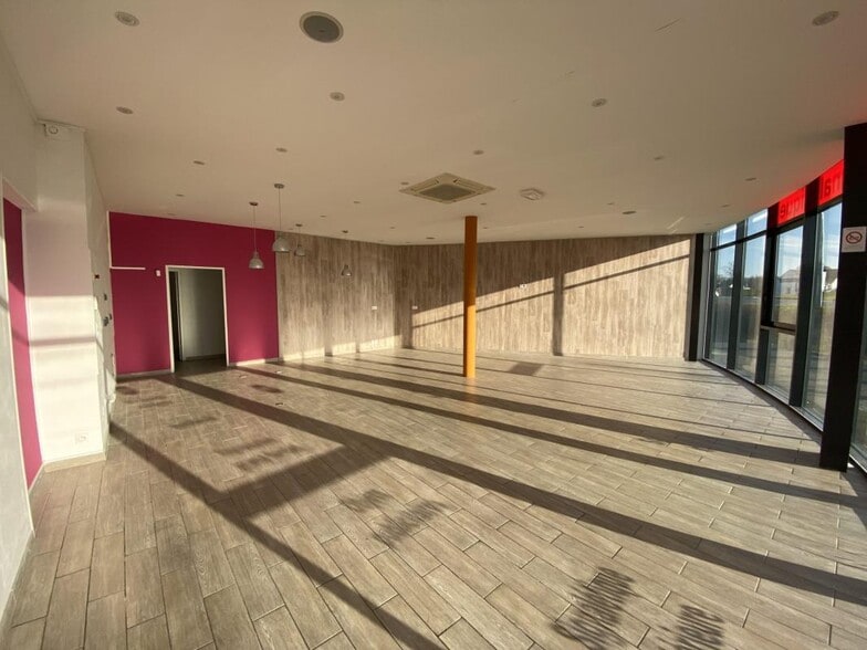 Retail in Nogent-le-Phaye for lease - Interior Photo - Image 2 of 11