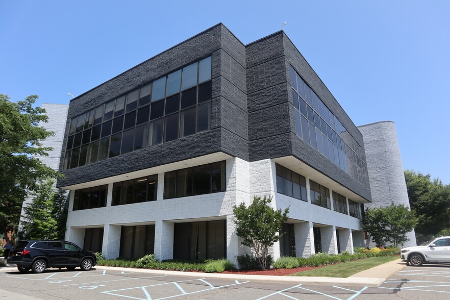 20 Crossways Park Dr N, Woodbury, NY for lease - Primary Photo - Image 1 of 2
