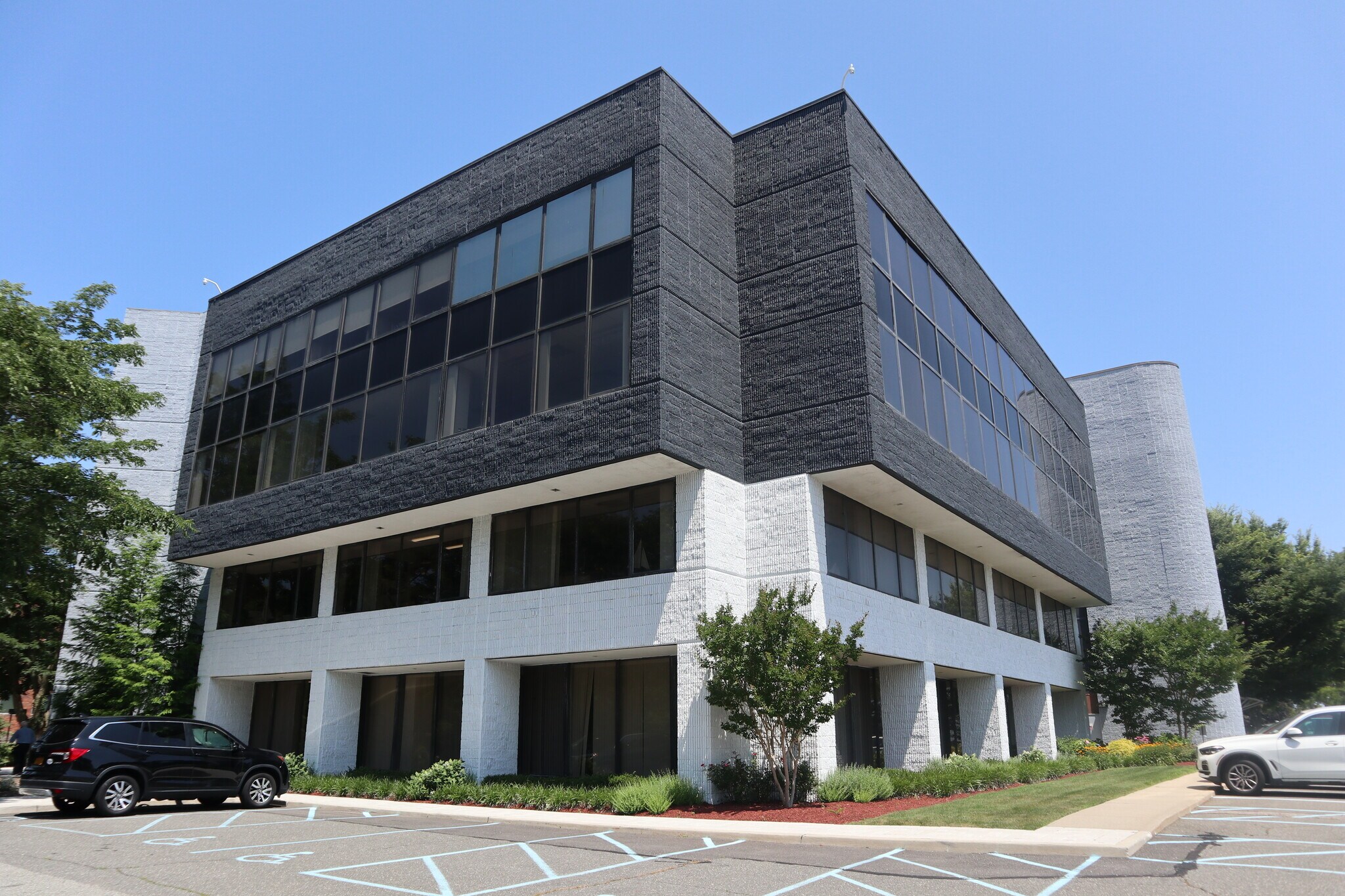 20 Crossways Park Dr N, Woodbury, NY for lease Building Photo- Image 1 of 3