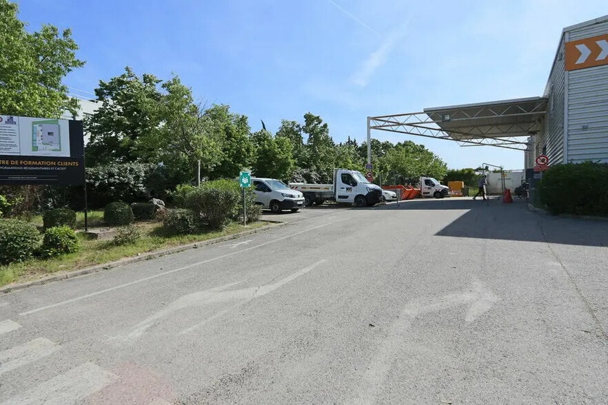 Office in Aix-en-Provence for lease - Building Photo - Image 3 of 31