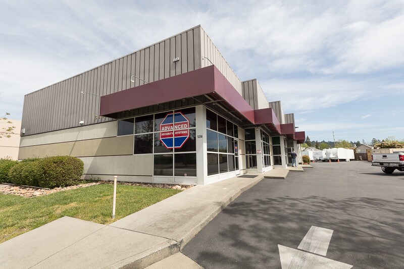 5256 Aero Dr, Santa Rosa, CA à louer - Photo du bâtiment - Image 3 de 28