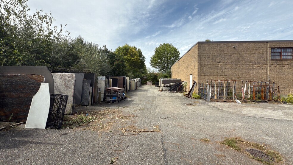 65 Davids Dr, Hauppauge, NY à louer - Photo du bâtiment - Image 2 de 3