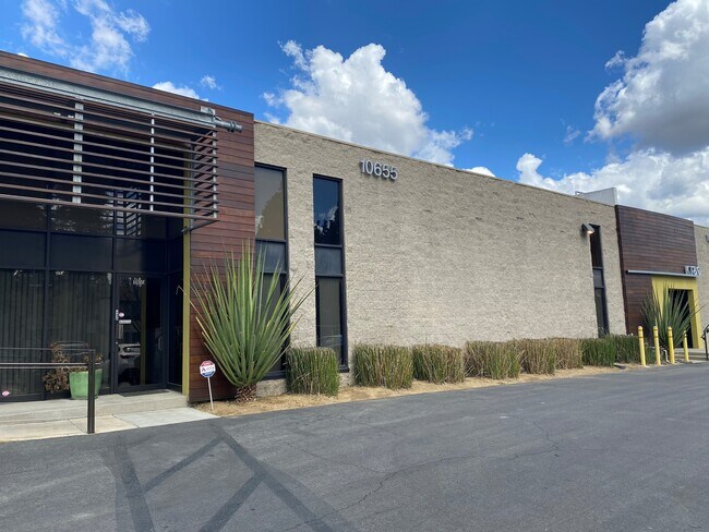 Plus de détails pour 10635-10665 W Vanowen St, Burbank, CA - Industriel à louer
