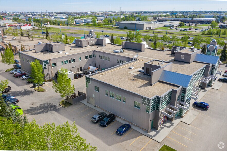 2920 Calgary Trl NW, Edmonton, AB à louer - Photo du bâtiment - Image 3 de 5
