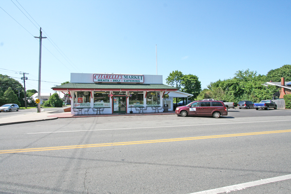 525 Montauk Hwy, Eastport, NY à vendre - Photo du bâtiment - Image 3 de 21