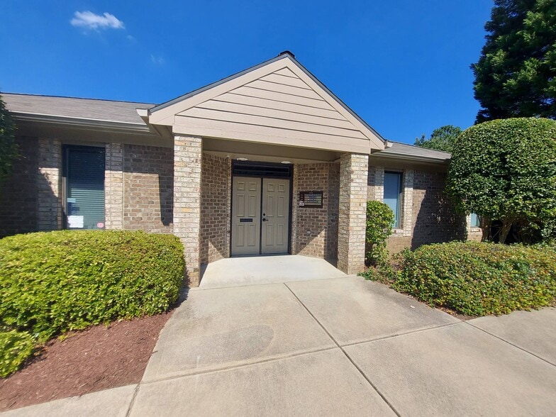 1310 SE Maynard Rd, Cary, NC for lease - Primary Photo - Image 1 of 21