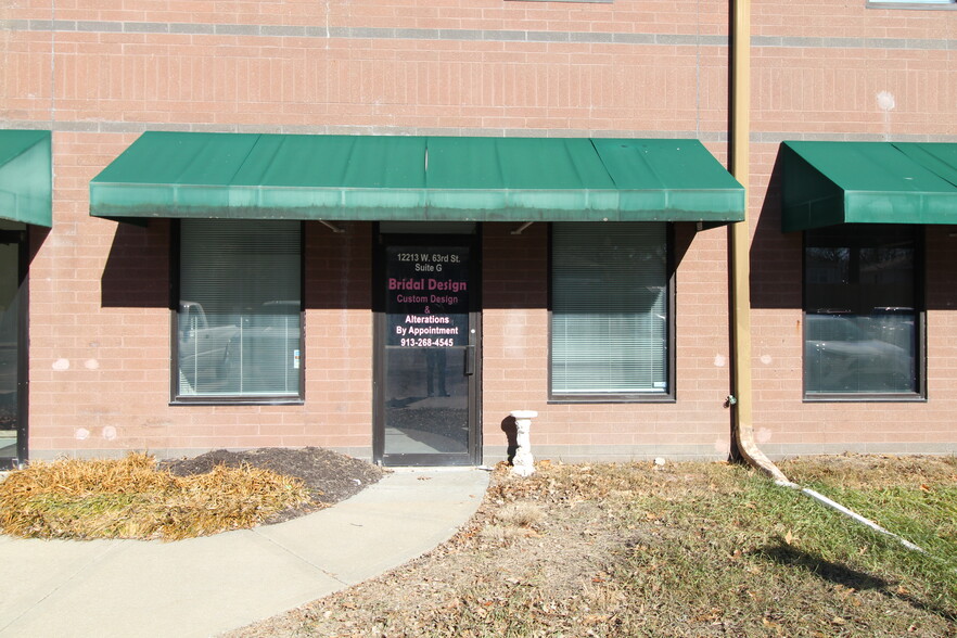 12219-12221 Shawnee Mission Pky, Shawnee, KS for lease - Building Photo - Image 3 of 4