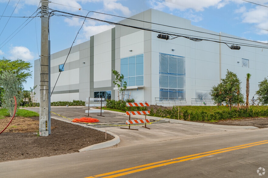 3410 SW 26th Ter, Fort Lauderdale, FL for lease - Building Photo - Image 3 of 3