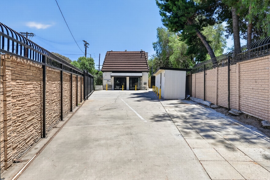 15300 Morrison St, Sherman Oaks, CA for lease - Building Photo - Image 2 of 17