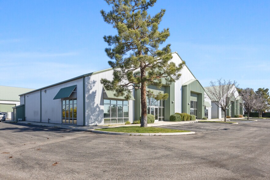 4425 E Brundage Ln, Bakersfield, CA à louer - Photo du bâtiment - Image 3 de 11