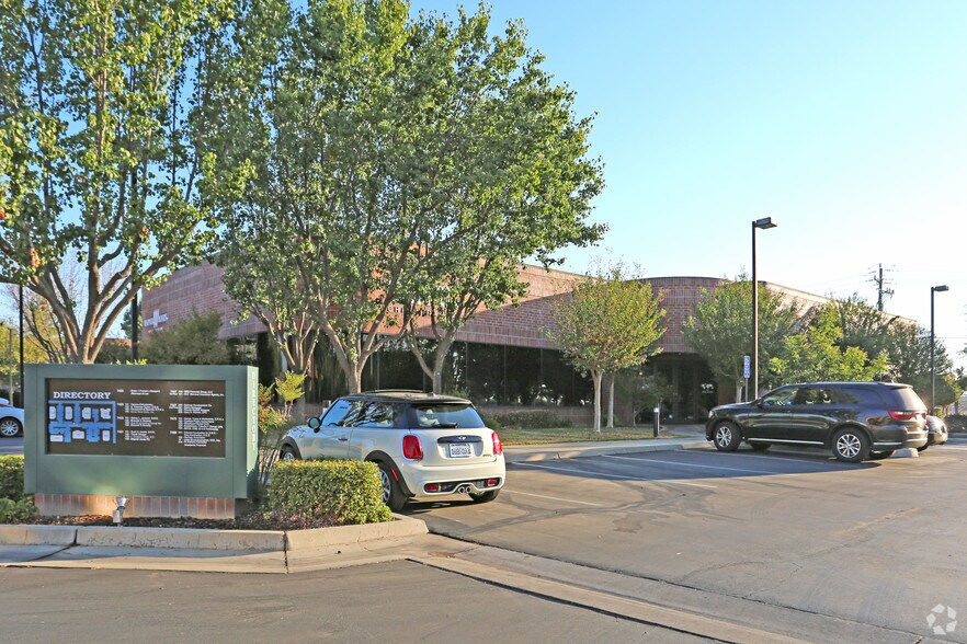 7461 N 1st St, Fresno, CA à vendre - Photo du bâtiment - Image 3 de 8