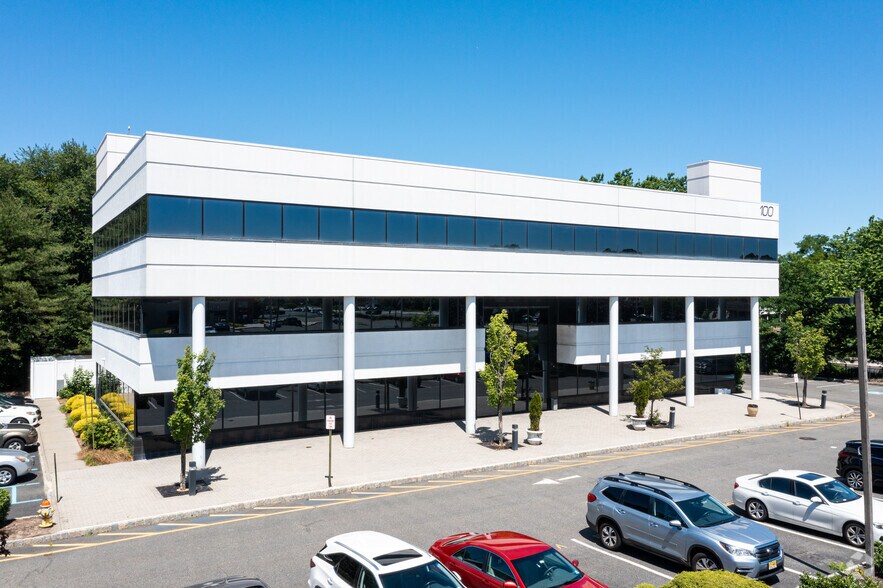 100 Village Ct, Hazlet, NJ à vendre - Photo principale - Image 1 de 6