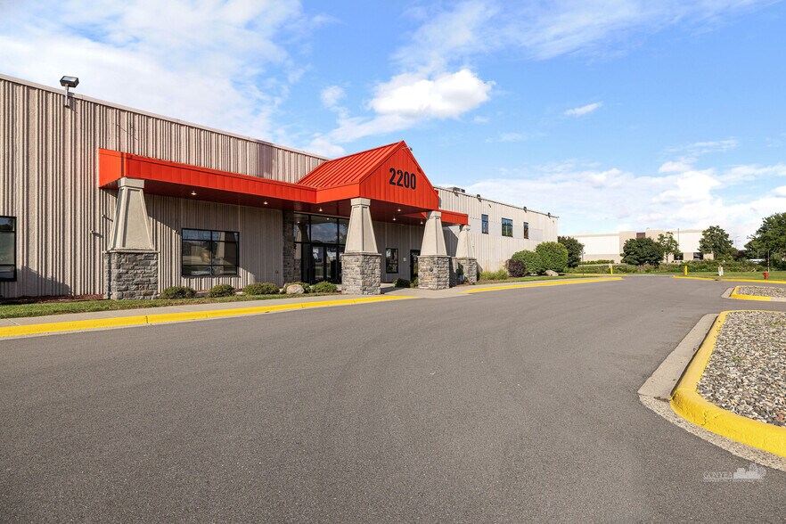 2200 W Highway 13 W, Burnsville, MN for lease - Building Photo - Image 1 of 30