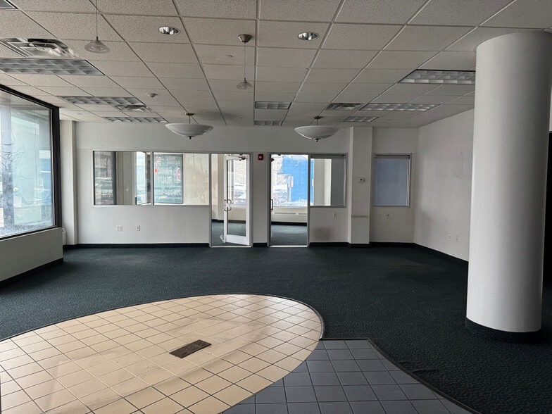 6401 Grand Ave, Maspeth, NY for lease - Interior Photo - Image 2 of 8