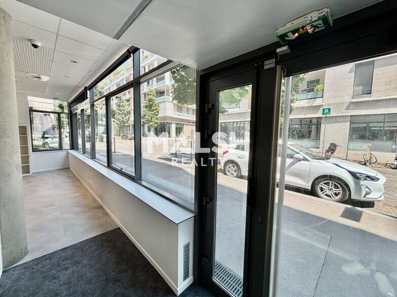 Office in Lyon for lease - Lobby - Image 2 of 6