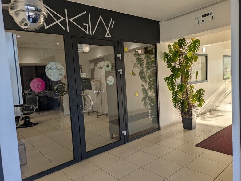 Retail in Bourgoin-Jallieu for lease - Building Photo - Image 3 of 14