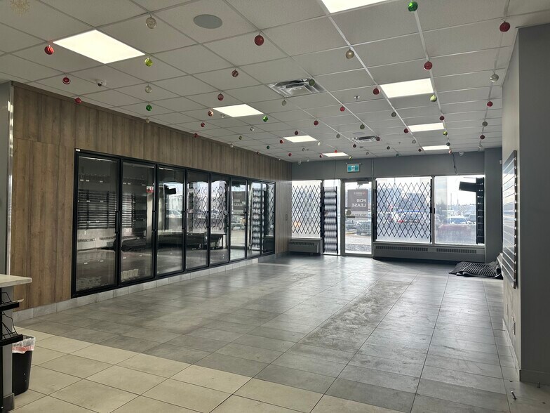6203 28th Ave NW, Edmonton, AB à louer - Photo du bâtiment - Image 3 de 12