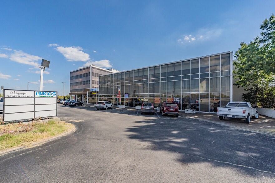 2520 W Irving Blvd, Irving, TX à vendre - Photo du bâtiment - Image 3 de 9
