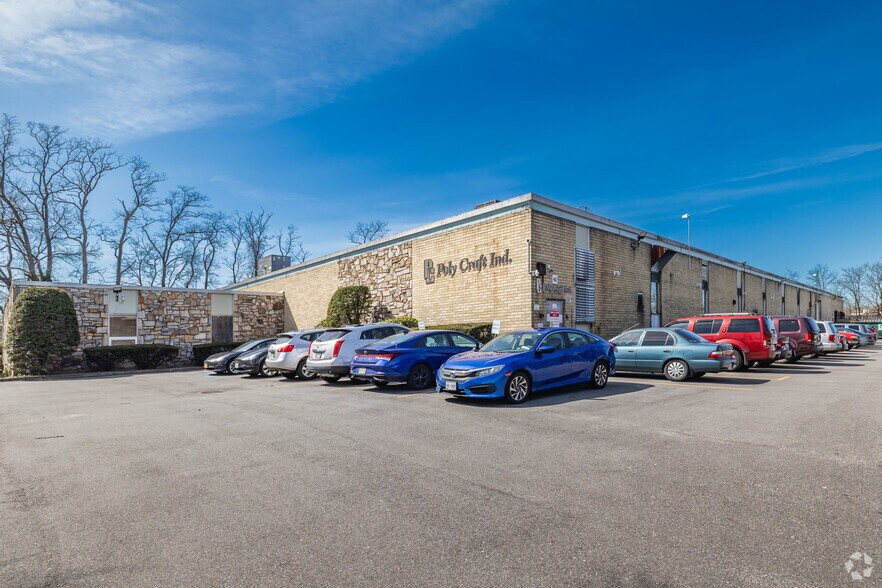 40 Ranick Rd, Hauppauge, NY à vendre - Photo principale - Image 1 de 6