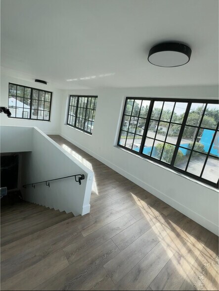 7330 NE 4th Ct, Miami, FL à louer - Photo du bâtiment - Image 3 de 16