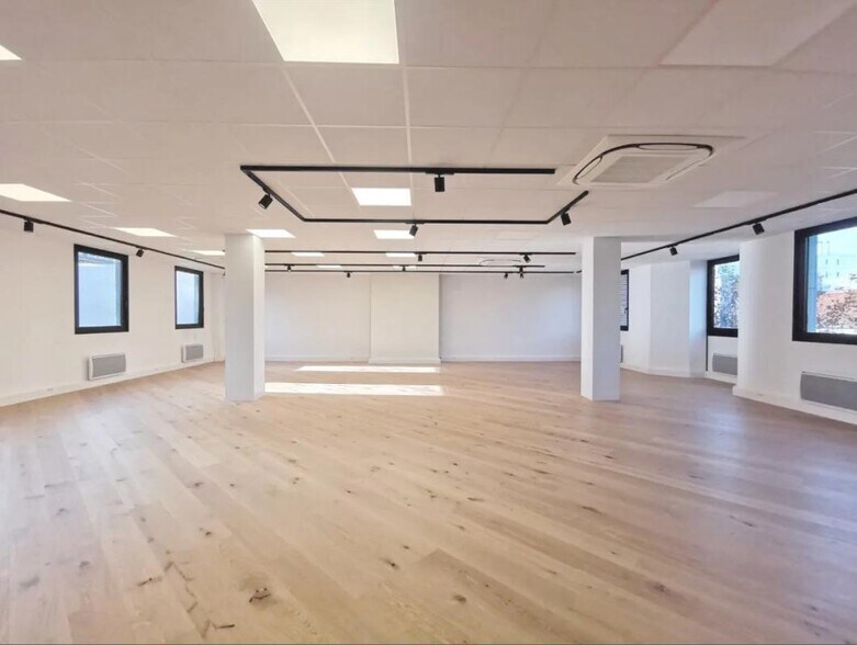 Office in Boulogne-Billancourt for lease - Interior Photo - Image 1 of 7