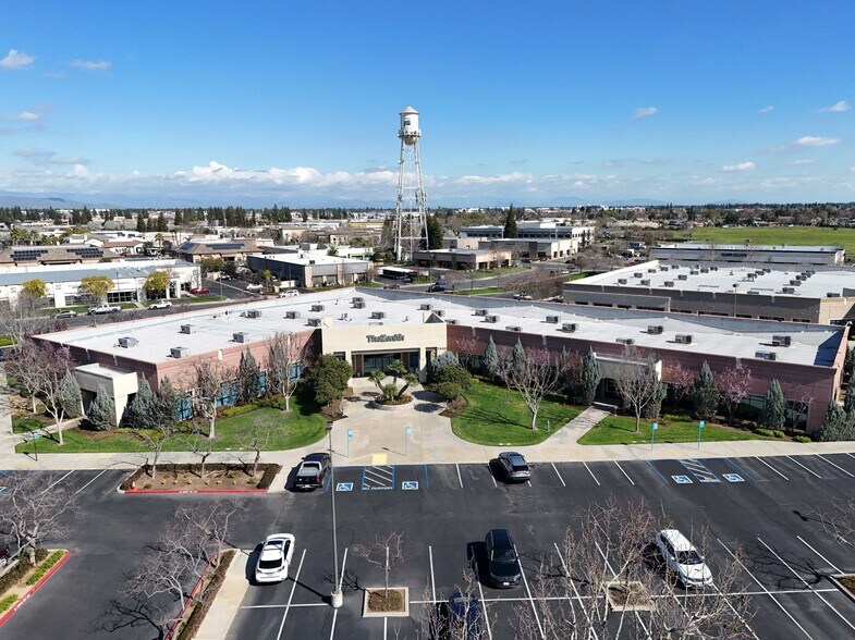 7440 N Palm Ave, Fresno, CA à louer - Photo principale - Image 1 de 1