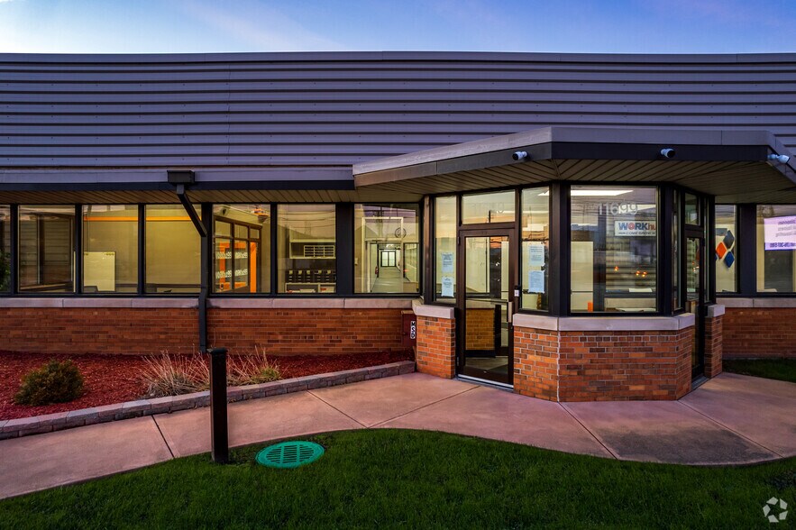 11699 Brookpark Rd, Parma, OH à louer - Photo du bâtiment - Image 3 de 21