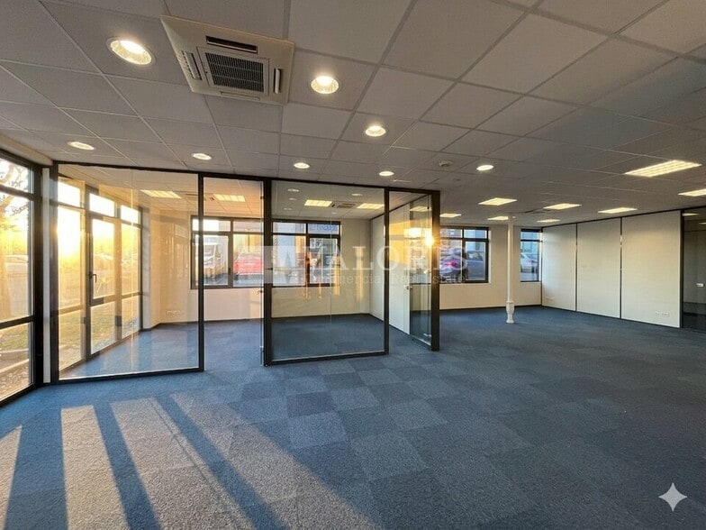 598 Boulevard Albert Camus, Villefranche-sur-Saône for lease - Interior Photo - Image 3 of 7