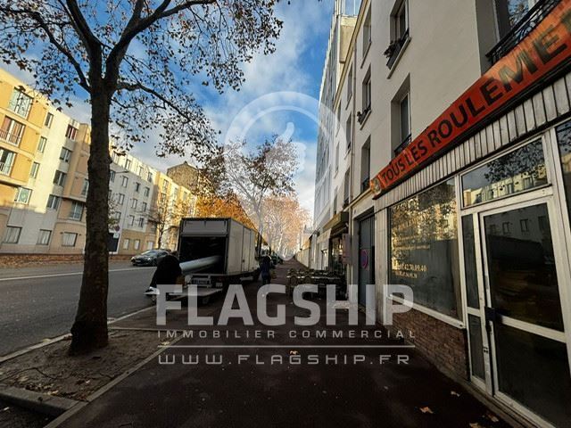 Retail in Clichy for lease - Building Photo - Image 1 of 2