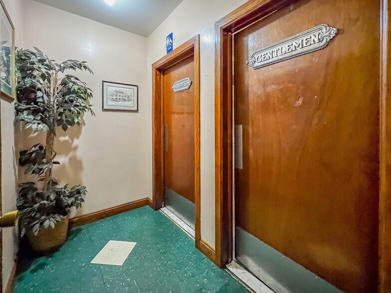 100 W Maple Ave, Langhorne, PA à vendre - Photo intérieure - Image 2 de 121