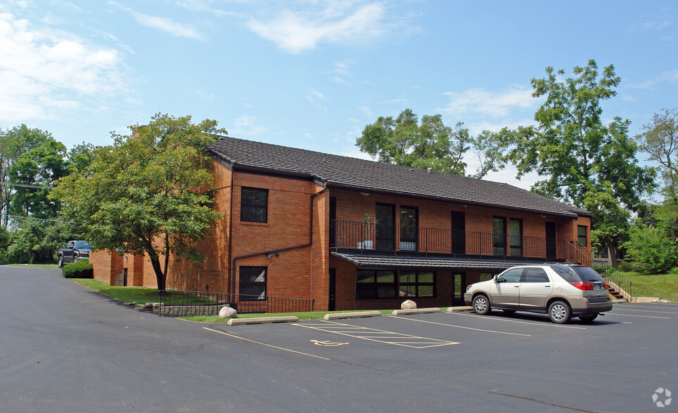 25 S Virginia St, Crystal Lake, IL for lease - Building Photo - Image 1 of 5