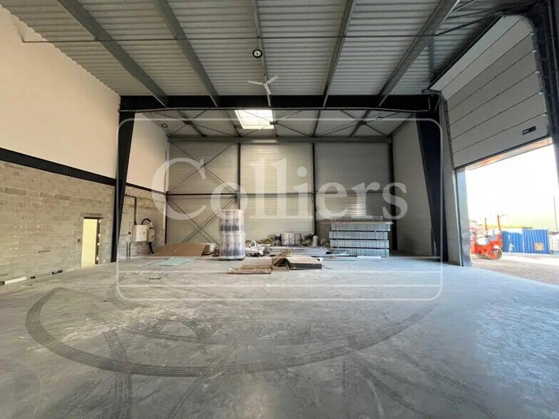 Flex in Venelles for lease - Interior Photo - Image 3 of 9
