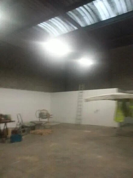 Local d'activités dans Les Mureaux à vendre - Photo du bâtiment - Image 2 de 5